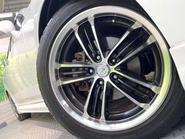 【18インチアルミホイール】外観にマッチしたアルミホイールを装着しております。各種アルミホイールや、スタッドレスタイヤも取扱いしております。是非ご相談ください♪