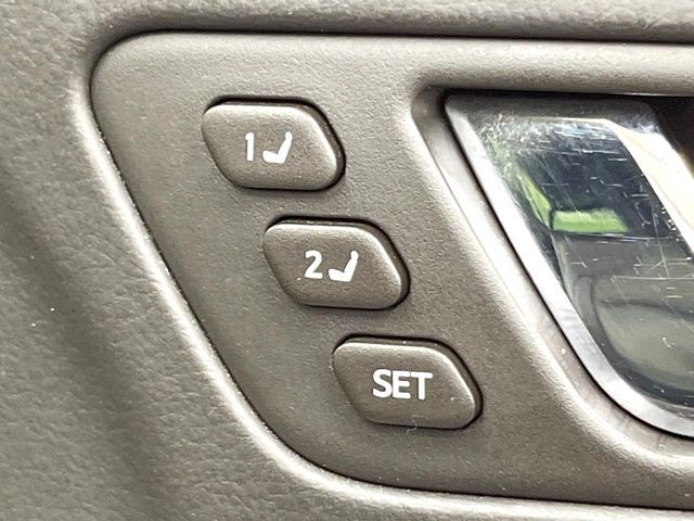 【メモリー機能付きパワーシート】ドライバーごとに設定したシート位置を記憶して、ボタン一つで切り替えできる便利な機能！運転する方が複数名いらっしゃるご家庭におすすめです♪