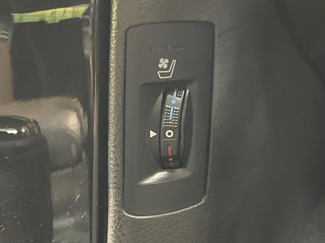 【シートベンチレーション】夏場は涼しい風でお尻や背中の熱やムレを防ぎ、冬はエアコンよりも早く温まってポカポカに！季節を問わず快適に過ごせます。