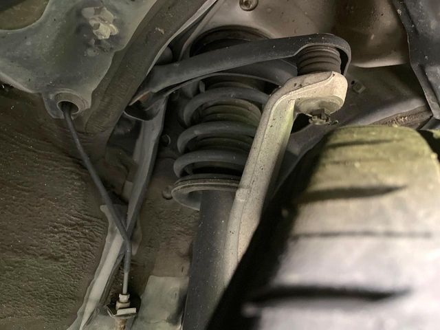 お車を安心してお乗りいただく為には、足回りの定期点検が欠かせません。サービスサポート（有償保証）では無料点検もご提供しており、安心のカーライフをお過ごしいただけるサポート体制が整っています。