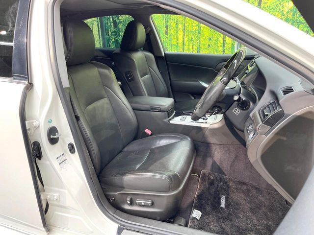 【黒革シート】上質な本革を使用し、高級感あふれる黒革シート。常に体に触れる部分だから、座り心地の良さにはこだわりたいですね♪汚れの付着や劣化を抑制する内装コーティング施工もおススメですよ♪