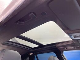 ●サンルーフ：開放感たっぷりの希少装備、サンルーフが装着されています！車内に明かりを取り入れたり景色を楽しむ以外にも、車内の空気も簡単に換気できて快適です！