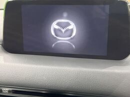 【純正ナビ】人気の純正ナビを装備しております。ナビの使いやすさはもちろん、オーディオ機能も充実！キャンプや旅行はもちろん、通勤や買い物など普段のドライブも楽しくなるはず♪