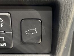 【パワーバックドア】スマートキーや運転席のボタンを押すだけでリアゲートが自動で開閉します！荷物を持っている時や、高い位置にあるバックドアを閉める際に便利な機能です♪