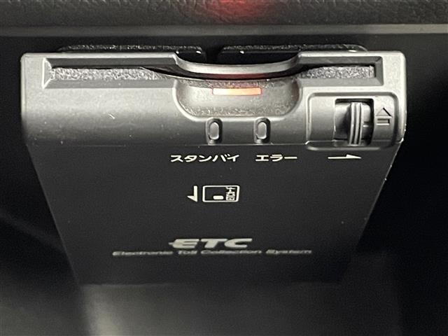 【ETC】有料道路を利用する際に料金所で停止することなく通過できる、ETC車載器（ノンストップ自動料金収受システム機器）が装備されています。セットアップを行うことで利用可能になります。