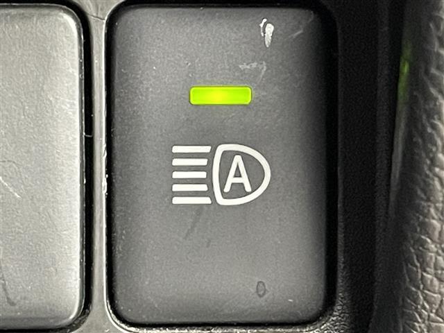 【オートマチックハイビーム（AHB）】周囲の明るさや対向車を検知し、ハイビームとロービームをシステムが切り替えます！遠くが見やすくなったり、手動操作を減らしたり、ドライブをサポートします！