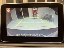 【バックカメラ】運転席から画面上で安全確認ができます。駐車が苦手な方にもオススメな便利機能です。
