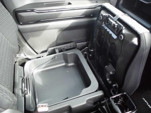 イスの下にも収納あります。