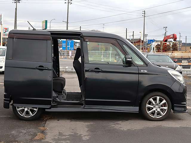 【両側スライドドア】両側スライドドア搭載のお車です。小さなお子様やご高齢の方がいらっしゃるご家庭でも快適にご利用いただけます。