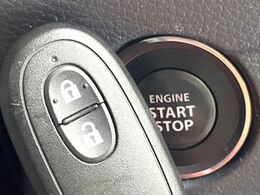 【キーレススタートシステム】カバンやポケットに入れたままでもドアの施錠・解錠が可能なスマートキーを装備。エンジンのオン・オフ時もカギを取り出す必要が無いからとっても便利です♪