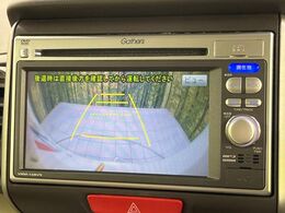 【バックカメラ】駐車時に後方がリアルタイム映像で確認できます。大型商業施設や立体駐車場での駐車時や、夜間のバック時に大活躍！運転スキルに関わらず、今や必須となった装備のひとつです！