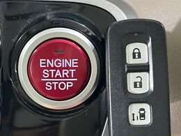 【Hondaスマートキー】カバンやポケットに入れたままでもドアの施錠・解錠が可能なスマートキーを装備。エンジンのオン・オフ時もカギを取り出す必要が無いからとっても便利です♪