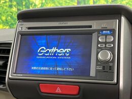 【純正ナビ】人気の純正ナビを装備しております。ナビの使いやすさはもちろん、オーディオ機能も充実！キャンプや旅行はもちろん、通勤や買い物など普段のドライブも楽しくなるはず♪