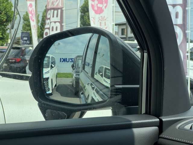 【ブライドスポットモニター】隣接レーンの後続車両を検知し、インジケータで接近をお知らせ。車線変更時の接触を防ぎます。