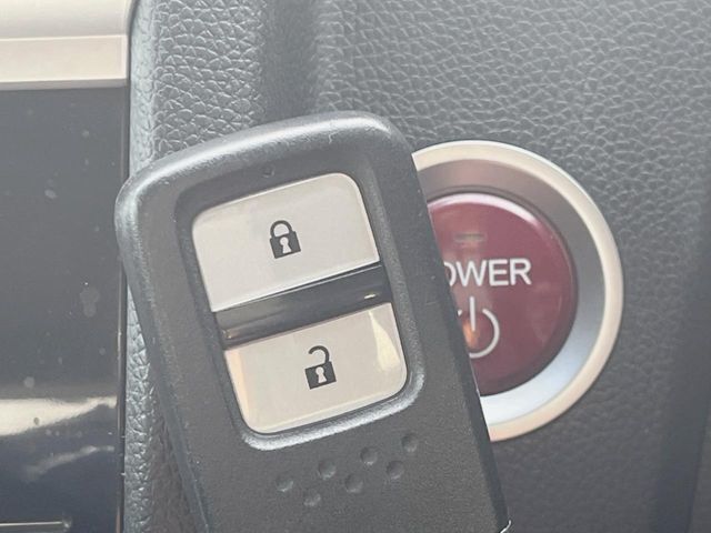 【Hondaスマートキー】カバンやポケットに入れたままでもドアの施錠・解錠が可能なスマートキーを装備。エンジンのオン・オフ時もカギを取り出す必要が無いからとっても便利です♪