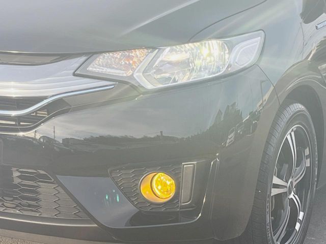 【LEDヘッドライト】悪天候や夜間走行時も良好な視界を確保し安心して運転できる高輝度LEDヘッドライトを装備！点灯速度が早く、消費電力も抑えられています。