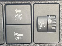 【横滑り防止装置】車両の横滑りを感知すると、自動的に車両の進行方向を保つように車両を制御します。雨の日など滑りやすい路面状況でも安全な運転が可能です。