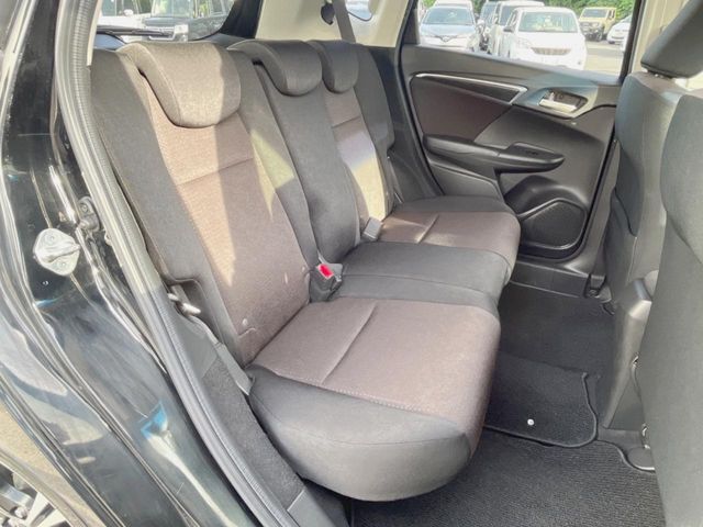 後部座席も気になるようなキズ・汚れやへたり等、大きなダメージはなく、良好な状態です。