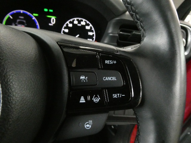 衝突を予測してブレーキをかけたり、前のクルマにちょうどいい距離でついていったりできる多彩な安心・快適機能を搭載した先進の安全運転支援システムがHonda SENSINGです。