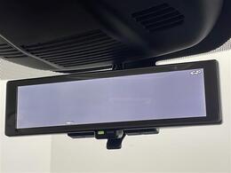 【インテリジェントルームミラー】車両後方カメラの映像をルームミラーに映すことが出来ます。 そのため、後席に人や荷物があって後方が見えづらい場合でもしっかり視界を確保することが出来ます。