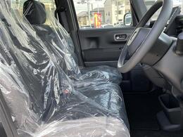 【運転席】座り心地が良いシートなので長時間の運転でも快適にお過ごしいただけます。新品のフロアマットのご注文も可能です。掲載箇所以外にご希望の写真がございましたらお気軽にお問い合わせ下さい。