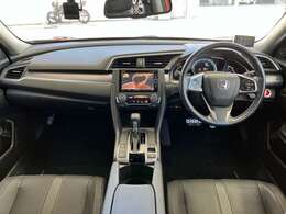 ★車内は広々として、視界良好です♪インパネ周りもスッキリしています♪
