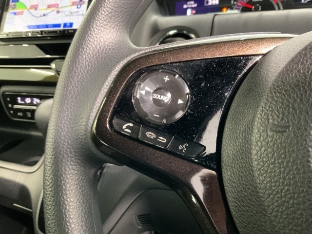 ステアリングにオーディオ操作スイッチが付いています。オーディオ画面に直接タッチしなくても操作が出来ますので、運転に集中できます。