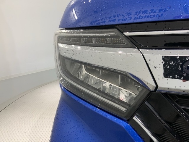 LEDヘッドライトは、点灯の瞬間から最大光量を発揮し、突然暗くなるトンネルなどでの安定感を高めます。