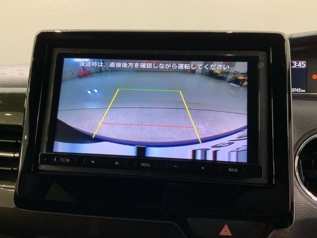 リバースギアに入れるだけで後方の表示へ切り替わります。夜間や雨の日の駐車も楽になりますよ。