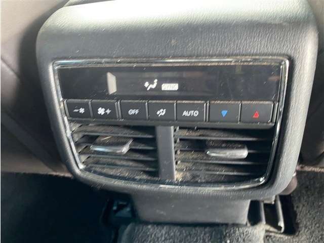 整備工場を併設していますので整備や車検もお気軽にどうぞ♪