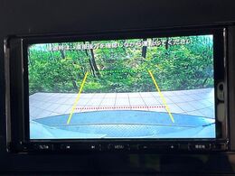【バックカメラ】駐車時に後方がリアルタイム映像で確認できます。大型商業施設や立体駐車場での駐車時や、夜間のバック時に大活躍！運転スキルに関わらず、今や必須となった装備のひとつです！