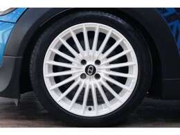 オプションのOZレーシング製17インチアルミホイールは、目立つ傷や歪み等無く良い状態です！！