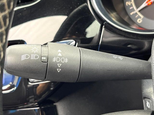 ●ウィンカーレバー：国産車とは逆の左側に設置されるウィンカーレバー。