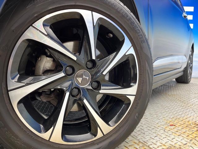 ●純正16インチアルミホイール：輸入車ならではの卓越した走りを支えるホイールと足回りです！日本車の走りに慣れている方にもぜひ体感して頂きたいほど、高いレベルでまとまっています！