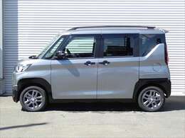運転席側・助手席側のスライドドアの下に足先を入れて引くとドアが自動開閉！ハンズフリーオートスライドドア！