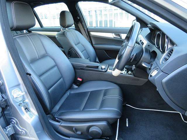 60周年記念車特別装備ポーセレンステッチ入りレザーARTICOシート、前席シートヒーター付、専用フロアマット、前席アームレスト