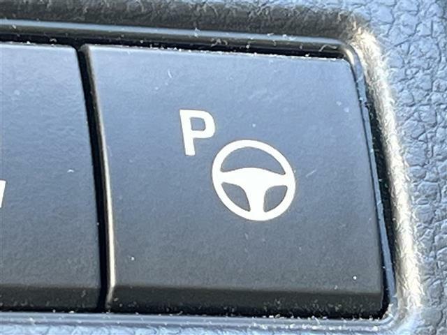 【アドバンストパーク】駐車するスペースの横に停車後、スイッチを押すだけで、システムがステアリング・シフト・アクセル・ブレーキを操作し、駐車を完了させます！機能には限界があるためご注意ください。