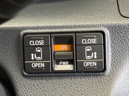 【両側電動スライドドア】運転席/助手席側とも電動スライドドアを装備。お子様の乗降りやお買い物の荷物の積み降ろしにも便利！さらに挟みこみ防止機構付きで安心です。