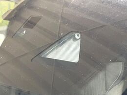 【スマートシティブレーキサポート】低速走行中に前方の車両等を認識し、衝突しそうな時は警報とブレーキで衝突回避と被害軽減をアシスト。より安全にドライブをお楽しみいただけます。