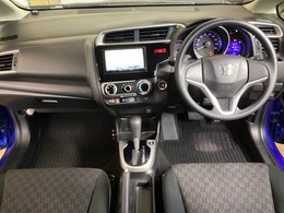 車内は光触媒抗菌消臭施工済です。スタイリッシュなデザインでスポーティなインパネ周りを演出します。グローブボックスやカップホルダーのほかにトレーなどたくさんの収納スペースが付いています。