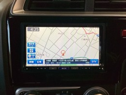 ワイド画面のナビゲーションはフルセグTV対応のメモリーナビを搭載しています。Bluetoothオーディオ機能がありますので、スマートフォンなどの音楽も再生できます。