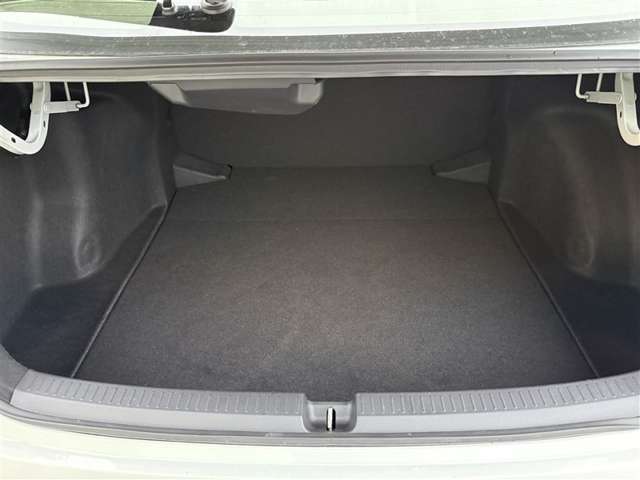 主な装備は、トヨタセーフティセンス、カーナビ、バックモニター、ETC、ワンオーナー車、寒冷地仕様となっております。