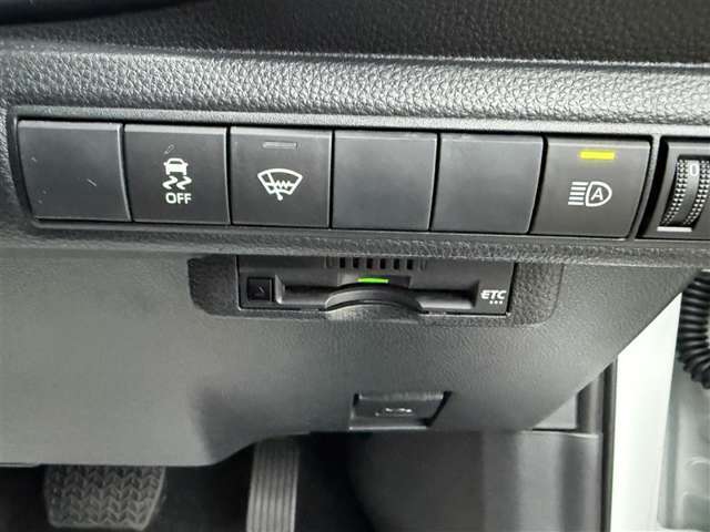 ■当店にはサービス工場も併設しておりますので、タイヤ交換から車検整備までプロのメカニックがしっかりと整備いたします！明るく開放的な店内には、キッズスペースも完備！家族の皆様でご来店下さい！