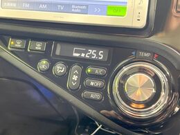 【オートエアコン】一度お好みの温度に設定すれば、車内の温度を検知し風量や温度を自動で調整。暑い…寒い…と何度もスイッチ操作をする必要はありません。快適な車内空間には必須の機能ですね♪
