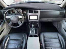 全席革シートとなっておりますので高級感溢れる車内となっております！シート自体にも綺麗や破れ等も見受けられずとても綺麗な状態の車両となっております！購入後も快適にお乗り頂ける車両です！