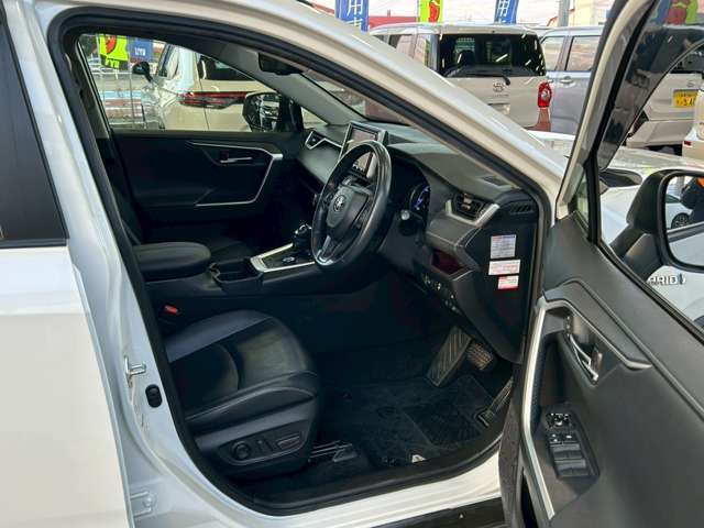 専門業者によるルームクリーニング実施☆室内の細かい所からエンジンルームまでキレイになった状態でお渡しいたします♪