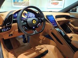 内装はCuoioで統一感のある仕上がりです。こちらは左ハンドルのお車でございます。