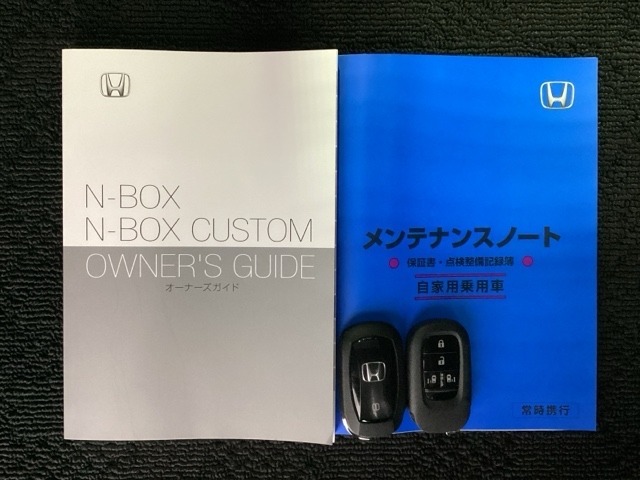 スマートキーは鍵をバッグに入れたままでもドアロックの開閉やエンジンのON・OFFができます。夜間や雨の日も鍵を探さなくて良いので便利です。