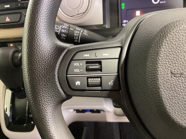 ステアリングにオーディオ操作スイッチが付いています。オーディオ画面に直接タッチしなくても操作が出来ますので、運転に集中できます。