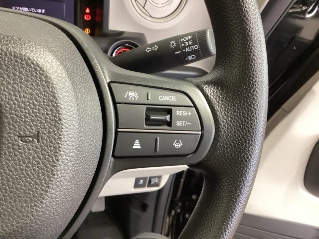 クルーズコントロールを装備しています。高速道路などで一定の速度で走ってくれるので運転が楽ですよ！速度を設定できますので、スピードの出しすぎにも注意できます。